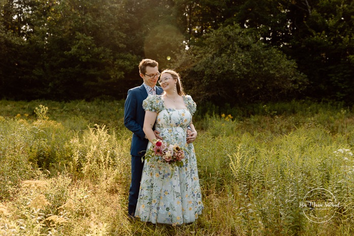 Cottagecore wedding photos. Flowery meadow wedding photos. Plus size bride wedding photos. Mariage en Estrie dans un chalet. Photographe de mariage dans les Cantons-de-l'Est. Eastern Township wedding photographer.