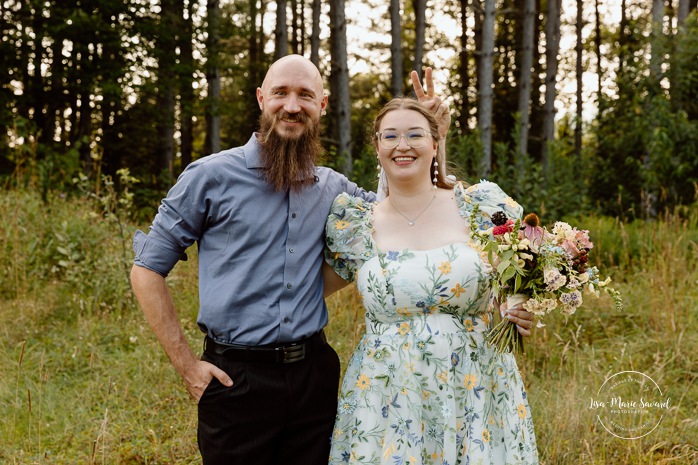 Cottagecore wedding photos. Flowery meadow wedding photos. Mariage en Estrie dans un chalet. Photographe de mariage dans les Cantons-de-l'Est. Eastern Township wedding photographer.