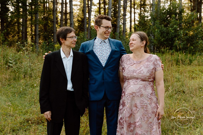 Cottagecore wedding photos. Flowery meadow wedding photos. Mariage en Estrie dans un chalet. Photographe de mariage dans les Cantons-de-l'Est. Eastern Township wedding photographer.