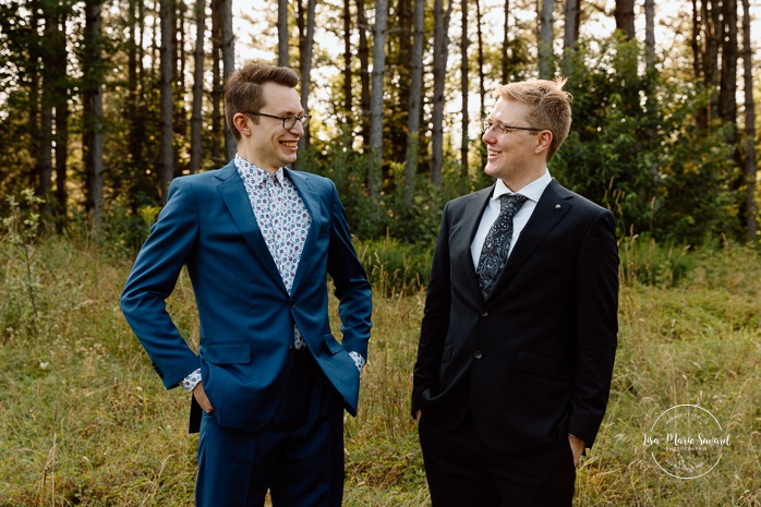 Cottagecore wedding photos. Flowery meadow wedding photos. Mariage en Estrie dans un chalet. Photographe de mariage dans les Cantons-de-l'Est. Eastern Township wedding photographer.