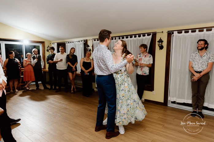 Wedding reception in small inn. Mariage en Estrie dans un chalet. Photographe de mariage dans les Cantons-de-l'Est. Le Camp de base Sutton. Eastern Township wedding photographer.
