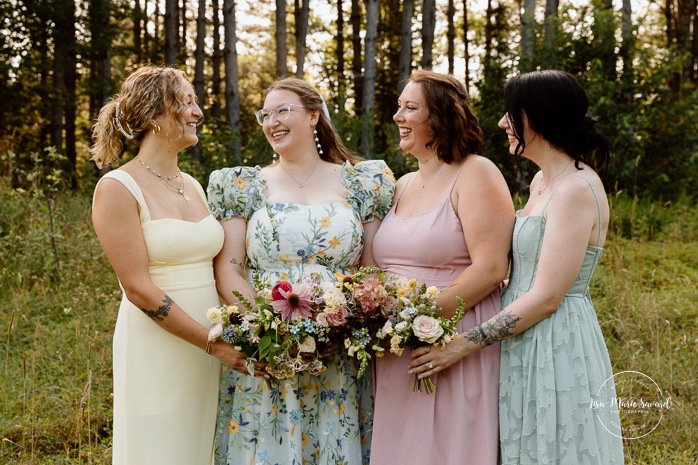 Cottagecore wedding photos. Flowery meadow wedding photos. Mariage en Estrie dans un chalet. Photographe de mariage dans les Cantons-de-l'Est. Eastern Township wedding photographer.