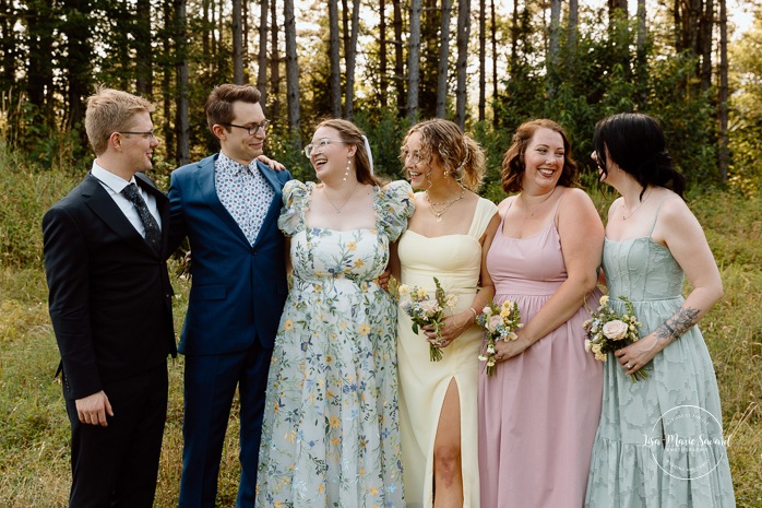 Cottagecore wedding photos. Flowery meadow wedding photos. Mariage en Estrie dans un chalet. Photographe de mariage dans les Cantons-de-l'Est. Eastern Township wedding photographer.