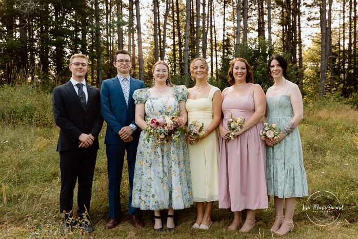 Cottagecore wedding photos. Flowery meadow wedding photos. Mariage en Estrie dans un chalet. Photographe de mariage dans les Cantons-de-l'Est. Eastern Township wedding photographer.