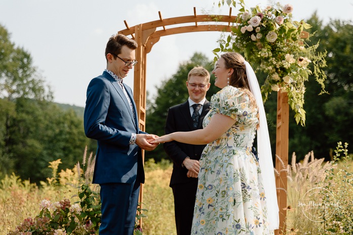 Cottagecore wedding photos. Meadow wedding ceremony photos. Mariage en Estrie dans un chalet. Photographe de mariage dans les Cantons-de-l'Est. Eastern Township wedding photographer.