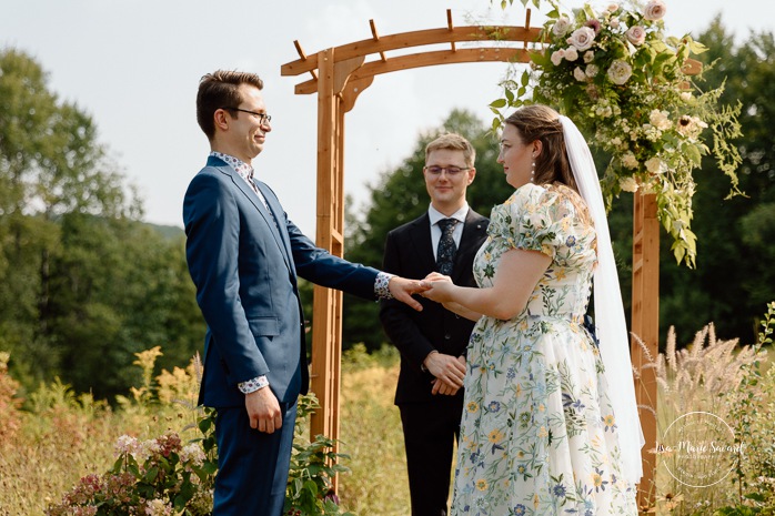 Cottagecore wedding photos. Meadow wedding ceremony photos. Mariage en Estrie dans un chalet. Photographe de mariage dans les Cantons-de-l'Est. Eastern Township wedding photographer.