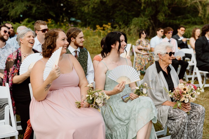 Cottagecore wedding photos. Meadow wedding ceremony photos. Mariage en Estrie dans un chalet. Photographe de mariage dans les Cantons-de-l'Est. Eastern Township wedding photographer.
