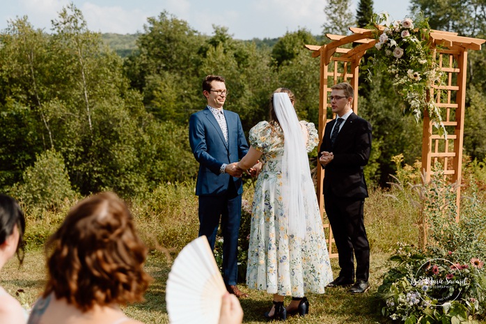 Cottagecore wedding photos. Meadow wedding ceremony photos. Mariage en Estrie dans un chalet. Photographe de mariage dans les Cantons-de-l'Est. Eastern Township wedding photographer.