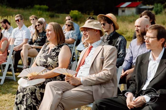 Cottagecore wedding photos. Meadow wedding ceremony photos. Mariage en Estrie dans un chalet. Photographe de mariage dans les Cantons-de-l'Est. Eastern Township wedding photographer.