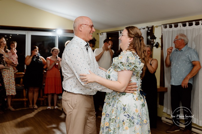 Wedding reception in small inn. Mariage en Estrie dans un chalet. Photographe de mariage dans les Cantons-de-l'Est. Le Camp de base Sutton. Eastern Township wedding photographer.