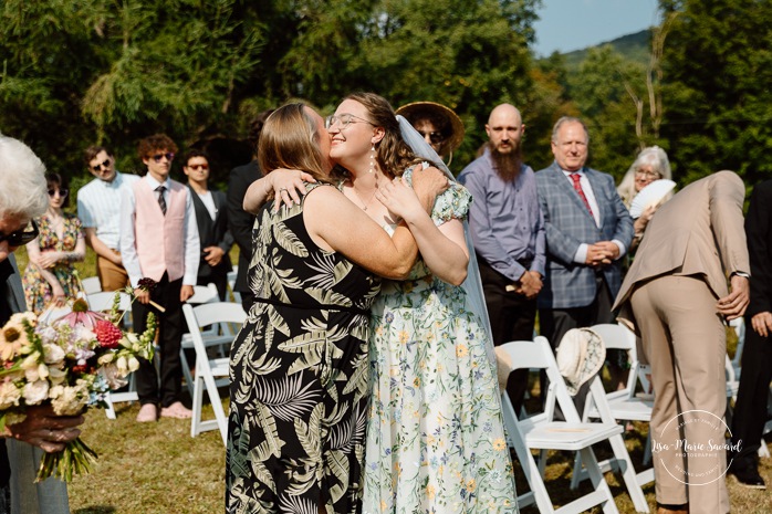 Cottagecore wedding photos. Meadow wedding ceremony photos. Mariage en Estrie dans un chalet. Photographe de mariage dans les Cantons-de-l'Est. Eastern Township wedding photographer.