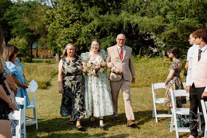 Cottagecore wedding photos. Meadow wedding ceremony photos. Mariage en Estrie dans un chalet. Photographe de mariage dans les Cantons-de-l'Est. Eastern Township wedding photographer.