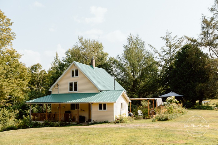 Cottagecore wedding photos. Garden party wedding ideas. Mariage en Estrie dans un chalet. Photographe de mariage dans les Cantons-de-l'Est. Eastern Township wedding photographer.