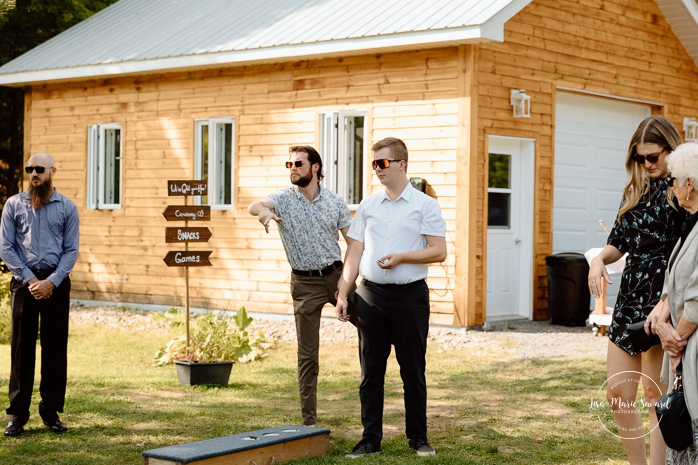 Cottagecore wedding photos. Garden party wedding ideas. Mariage en Estrie dans un chalet. Photographe de mariage dans les Cantons-de-l'Est. Eastern Township wedding photographer.