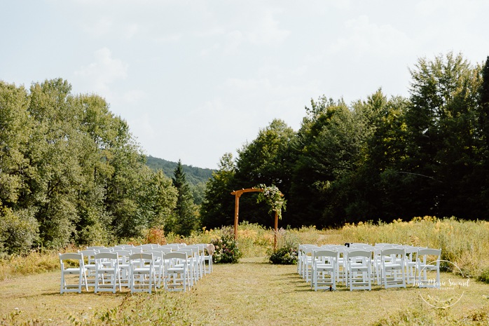 Cottagecore wedding photos. Meadow wedding ceremony photos. Mariage en Estrie dans un chalet. Photographe de mariage dans les Cantons-de-l'Est. Eastern Township wedding photographer.