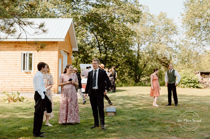 Cottagecore wedding photos. Garden party wedding ideas. Mariage en Estrie dans un chalet. Photographe de mariage dans les Cantons-de-l'Est. Eastern Township wedding photographer.