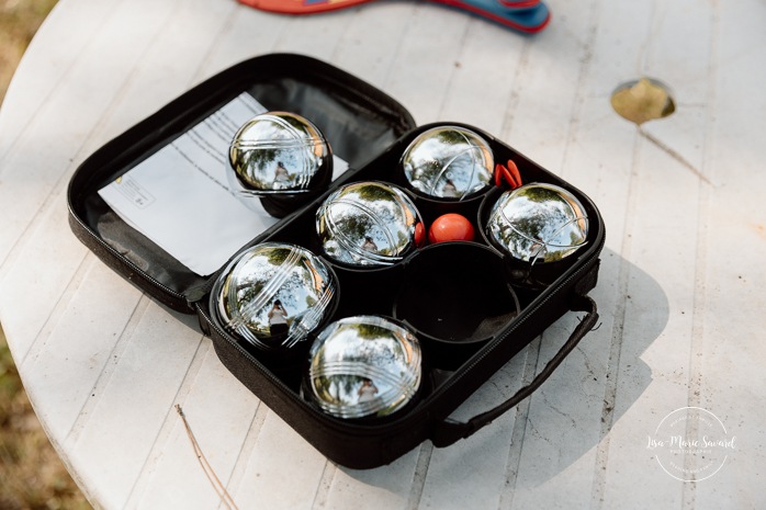 Cottagecore wedding photos. Garden party wedding ideas. Mariage en Estrie dans un chalet. Photographe de mariage dans les Cantons-de-l'Est. Eastern Township wedding photographer.