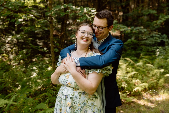 Forest wedding first look. Woodland wedding photos. Mariage en Estrie dans un chalet. Photographe de mariage dans les Cantons-de-l'Est. Eastern Township wedding photographer.