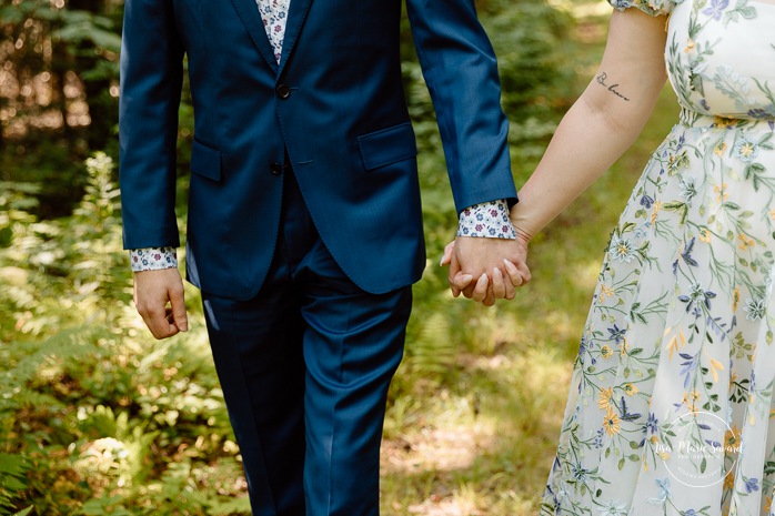 Forest wedding first look. Woodland wedding photos. Mariage en Estrie dans un chalet. Photographe de mariage dans les Cantons-de-l'Est. Eastern Township wedding photographer.