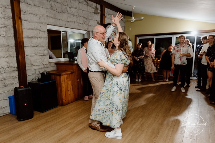 Wedding reception in small inn. Mariage en Estrie dans un chalet. Photographe de mariage dans les Cantons-de-l'Est. Le Camp de base Sutton. Eastern Township wedding photographer.