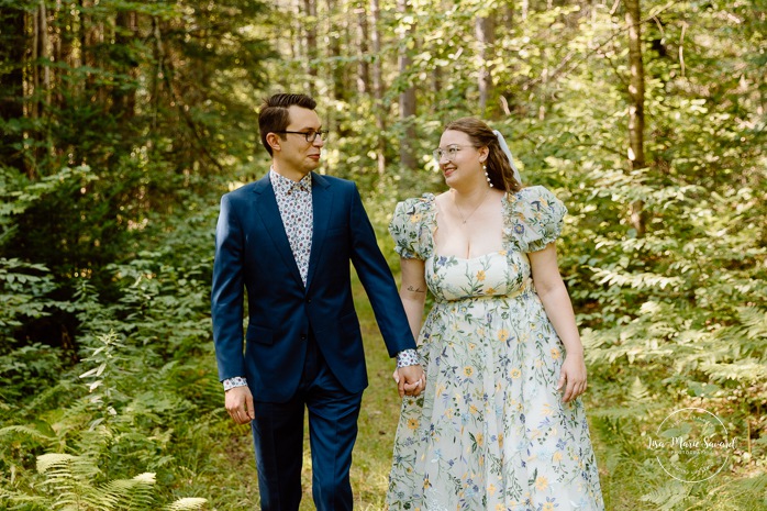 Forest wedding first look. Woodland wedding photos. Mariage en Estrie dans un chalet. Photographe de mariage dans les Cantons-de-l'Est. Eastern Township wedding photographer.