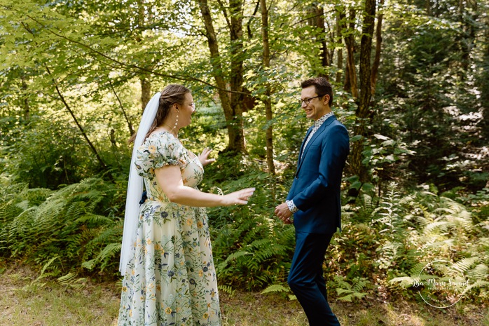 Forest wedding first look. Woodland wedding photos. Mariage en Estrie dans un chalet. Photographe de mariage dans les Cantons-de-l'Est. Eastern Township wedding photographer.