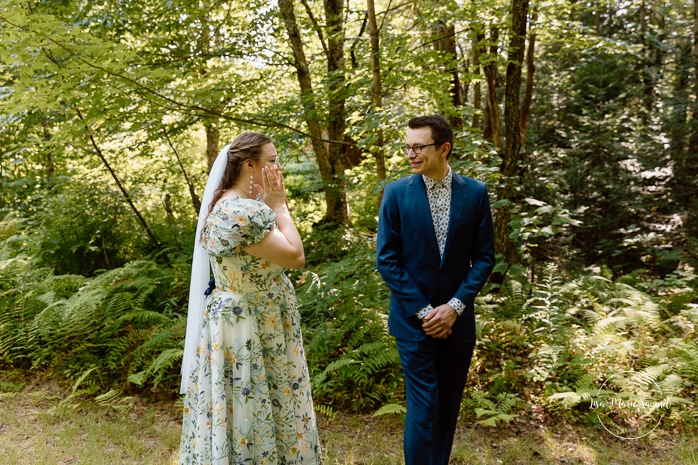 Forest wedding first look. Woodland wedding photos. Mariage en Estrie dans un chalet. Photographe de mariage dans les Cantons-de-l'Est. Eastern Township wedding photographer.