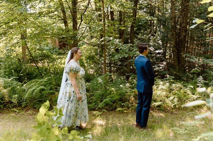 Forest wedding first look. Woodland wedding photos. Mariage en Estrie dans un chalet. Photographe de mariage dans les Cantons-de-l'Est. Eastern Township wedding photographer.