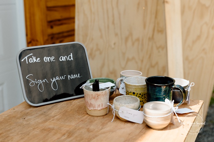 Cottagecore wedding photos. Garden party wedding ideas. Mariage en Estrie dans un chalet. Photographe de mariage dans les Cantons-de-l'Est. Eastern Township wedding photographer.