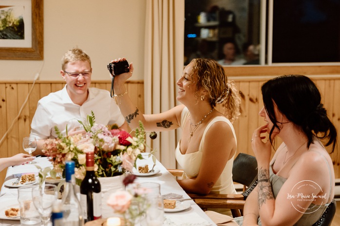 Wedding reception in small inn. Mariage en Estrie dans un chalet. Photographe de mariage dans les Cantons-de-l'Est. Le Camp de base Sutton. Eastern Township wedding photographer.