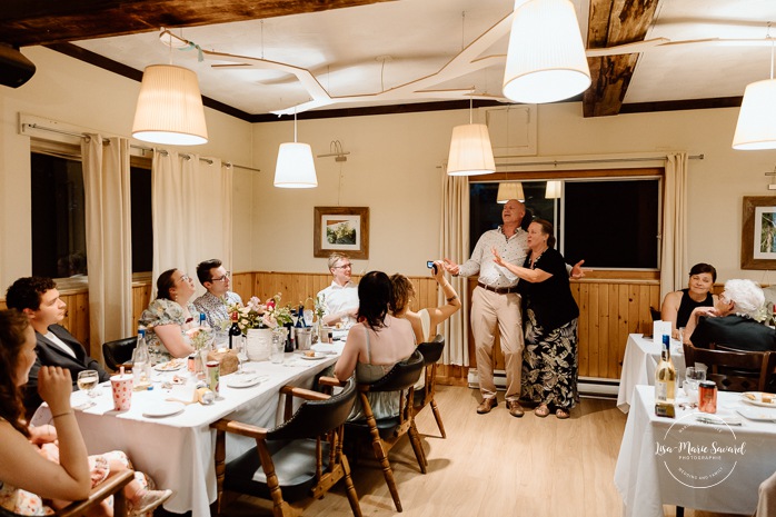 Wedding reception in small inn. Mariage en Estrie dans un chalet. Photographe de mariage dans les Cantons-de-l'Est. Le Camp de base Sutton. Eastern Township wedding photographer.