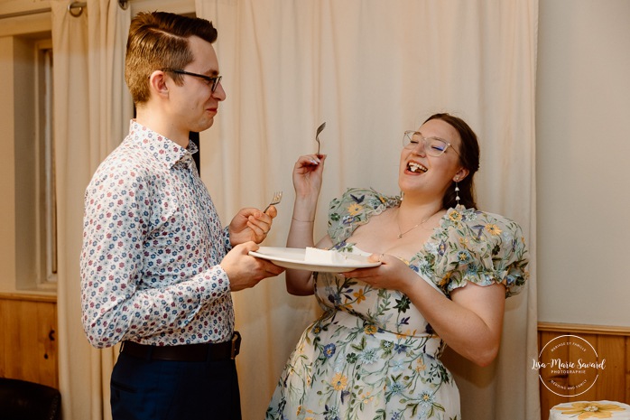 Wedding reception in small inn. Mariage en Estrie dans un chalet. Photographe de mariage dans les Cantons-de-l'Est. Le Camp de base Sutton. Eastern Township wedding photographer.