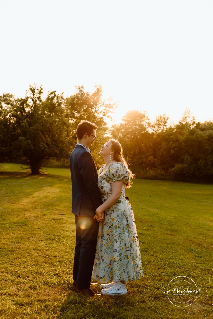 Golden hour wedding photos. Sunset wedding photos. Romantic wedding photos. Plus size bride wedding photos. Mariage en Estrie dans un chalet. Photographe de mariage dans les Cantons-de-l'Est. Eastern Township wedding photographer.