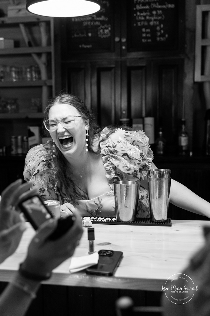 Wedding reception in small inn. Mariage en Estrie dans un chalet. Photographe de mariage dans les Cantons-de-l'Est. Le Camp de base Sutton. Eastern Township wedding photographer.