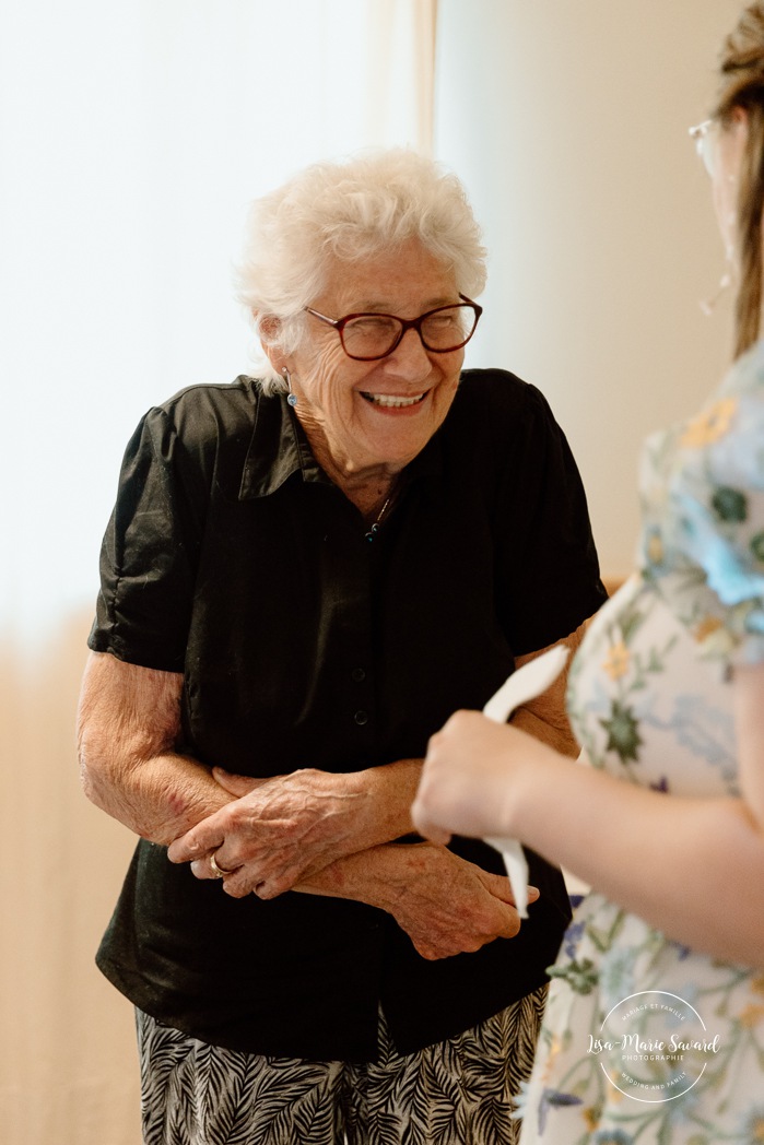 Wedding reception in small inn. Mariage en Estrie dans un chalet. Photographe de mariage dans les Cantons-de-l'Est. Le Camp de base Sutton. Eastern Township wedding photographer.