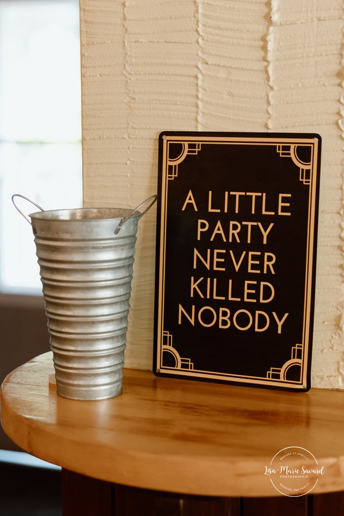 Wedding reception in small inn. Mariage en Estrie dans un chalet. Photographe de mariage dans les Cantons-de-l'Est. Le Camp de base Sutton. Eastern Township wedding photographer.