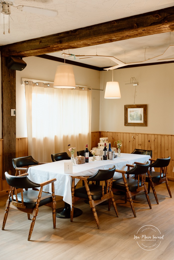 Wedding reception in small inn. Mariage en Estrie dans un chalet. Photographe de mariage dans les Cantons-de-l'Est. Le Camp de base Sutton. Eastern Township wedding photographer.