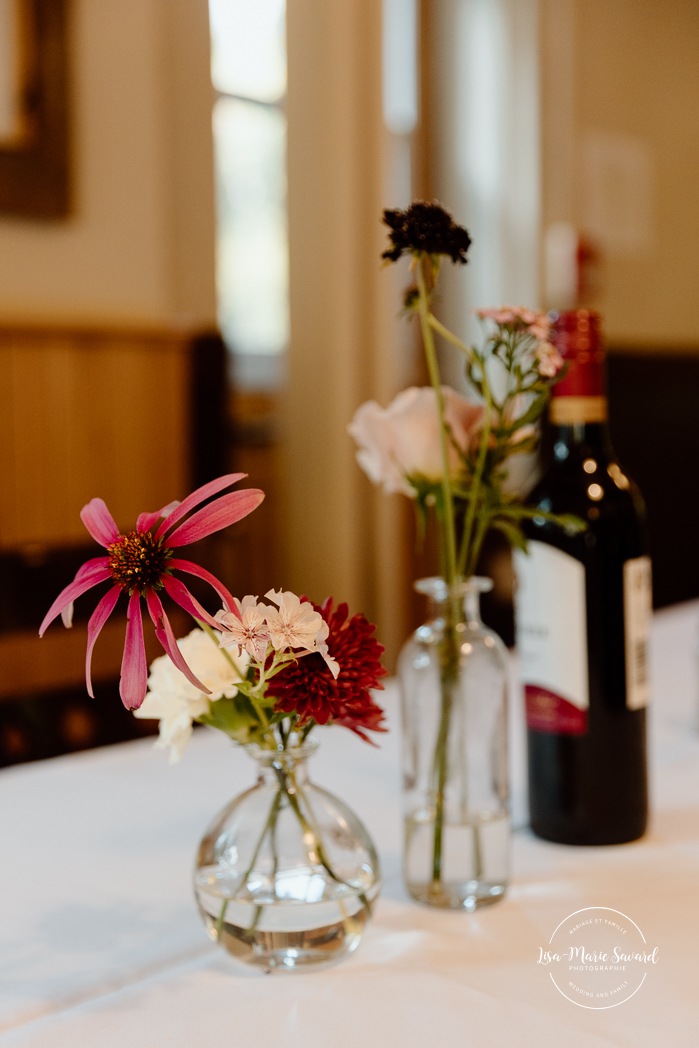 Wedding reception in small inn. Mariage en Estrie dans un chalet. Photographe de mariage dans les Cantons-de-l'Est. Le Camp de base Sutton. Eastern Township wedding photographer.