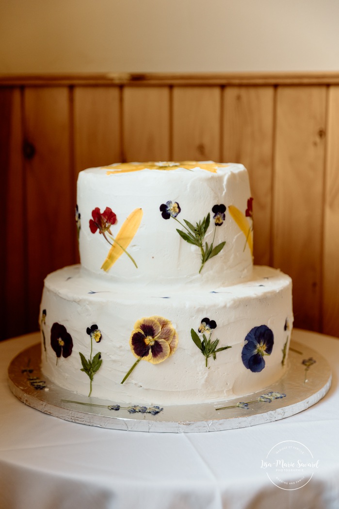 Simple wedding cake with pressed flowers. Wedding reception in small inn. Mariage en Estrie dans un chalet. Photographe de mariage dans les Cantons-de-l'Est. Le Camp de base Sutton. Eastern Township wedding photographer.