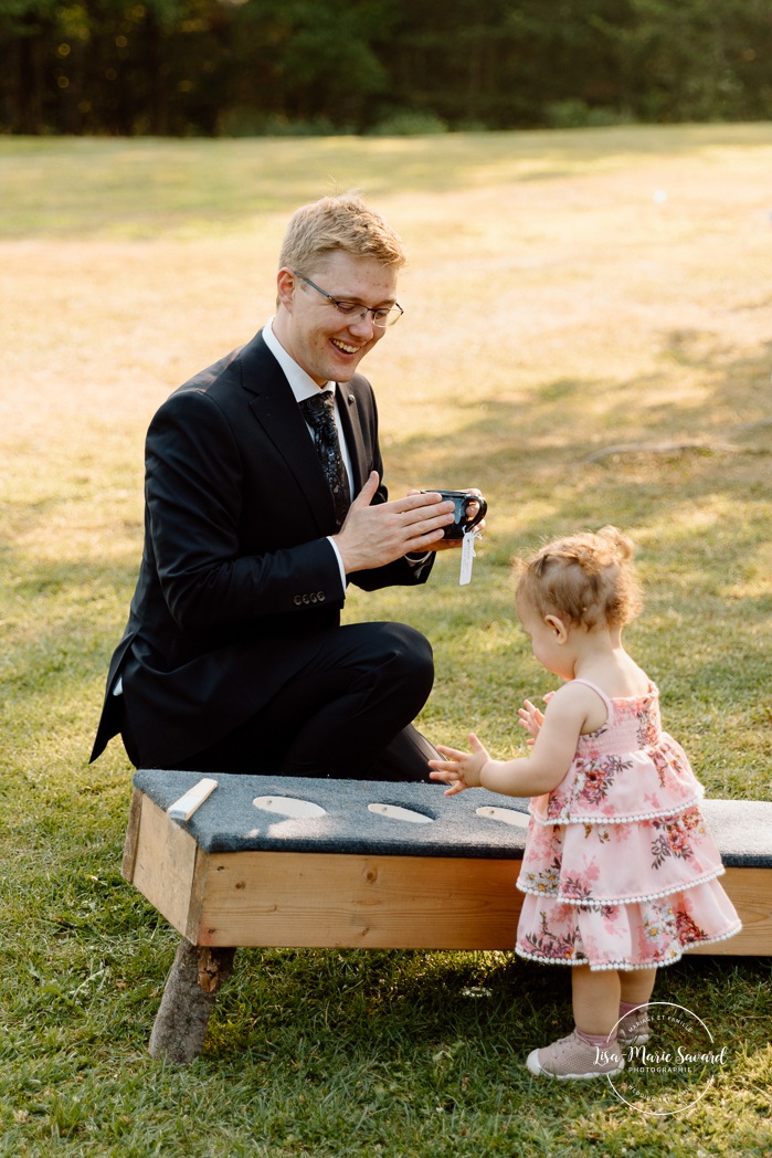 Cottagecore wedding photos. Garden party wedding ideas. Mariage en Estrie dans un chalet. Photographe de mariage dans les Cantons-de-l'Est. Eastern Township wedding photographer.