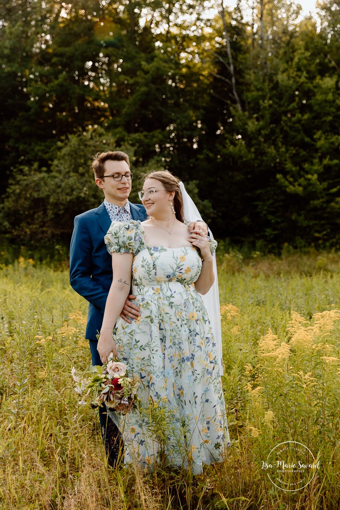 Cottagecore wedding photos. Flowery meadow wedding photos. Plus size bride wedding photos. Mariage en Estrie dans un chalet. Photographe de mariage dans les Cantons-de-l'Est. Eastern Township wedding photographer.
