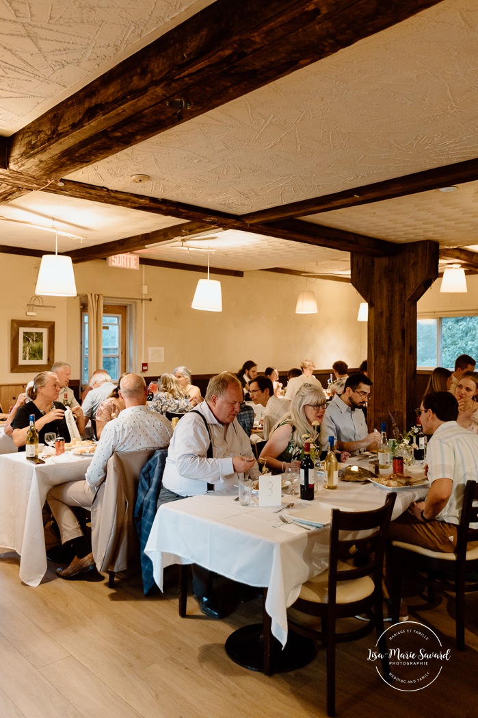 Wedding reception in small inn. Mariage en Estrie dans un chalet. Photographe de mariage dans les Cantons-de-l'Est. Le Camp de base Sutton. Eastern Township wedding photographer.