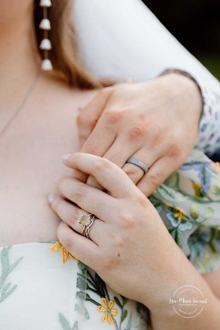 Cottagecore wedding photos. Flowery meadow wedding photos. Plus size bride wedding photos. Mariage en Estrie dans un chalet. Photographe de mariage dans les Cantons-de-l'Est. Eastern Township wedding photographer.