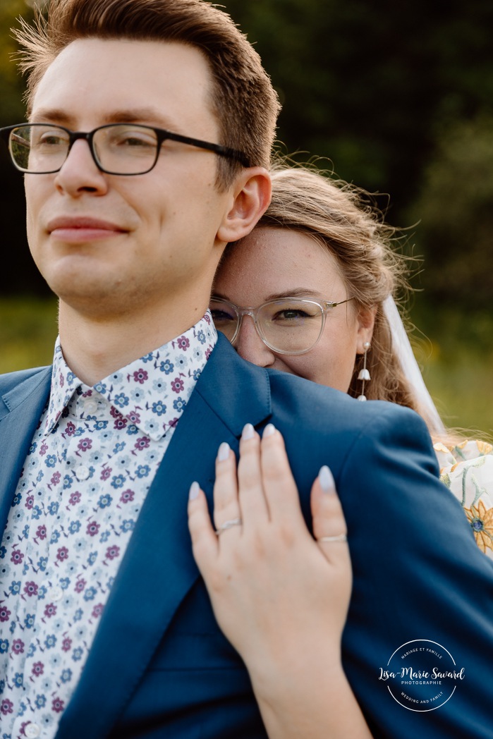 Cottagecore wedding photos. Flowery meadow wedding photos. Plus size bride wedding photos. Mariage en Estrie dans un chalet. Photographe de mariage dans les Cantons-de-l'Est. Eastern Township wedding photographer.
