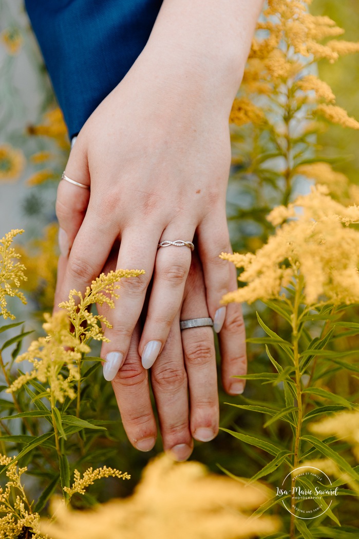 Cottagecore wedding photos. Flowery meadow wedding photos. Plus size bride wedding photos. Mariage en Estrie dans un chalet. Photographe de mariage dans les Cantons-de-l'Est. Eastern Township wedding photographer.