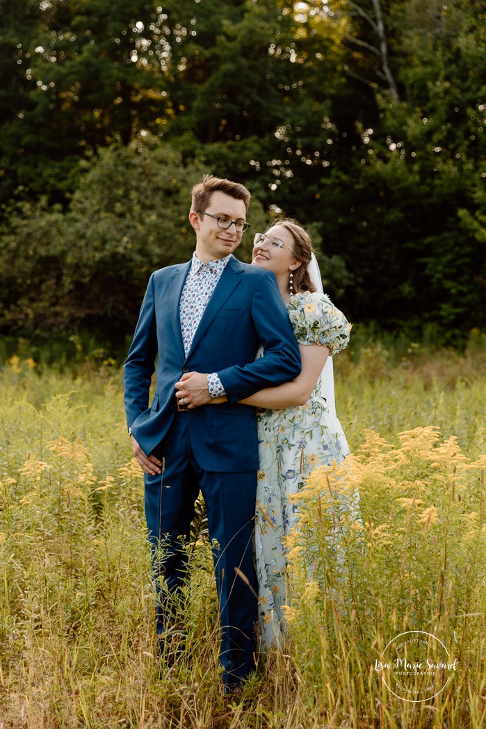 Cottagecore wedding photos. Flowery meadow wedding photos. Plus size bride wedding photos. Mariage en Estrie dans un chalet. Photographe de mariage dans les Cantons-de-l'Est. Eastern Township wedding photographer.