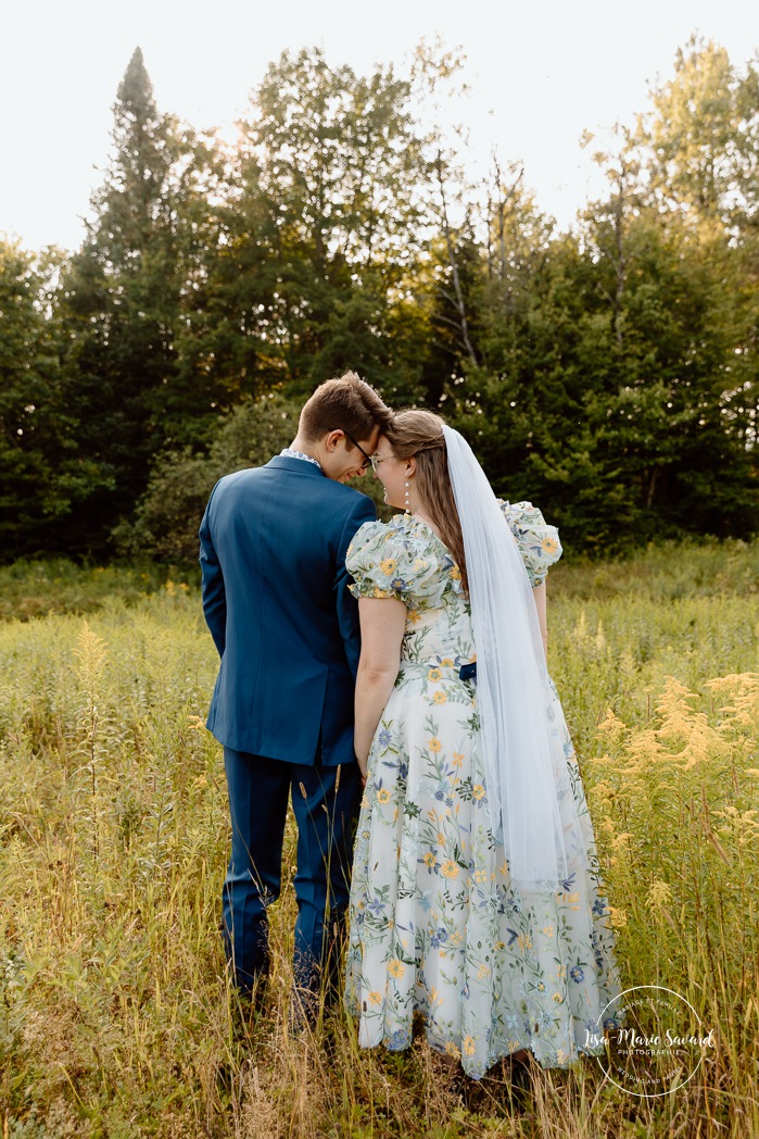 Cottagecore wedding photos. Flowery meadow wedding photos. Plus size bride wedding photos. Mariage en Estrie dans un chalet. Photographe de mariage dans les Cantons-de-l'Est. Eastern Township wedding photographer.