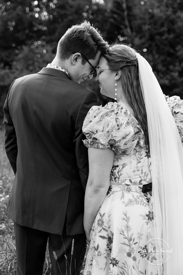 Cottagecore wedding photos. Flowery meadow wedding photos. Plus size bride wedding photos. Mariage en Estrie dans un chalet. Photographe de mariage dans les Cantons-de-l'Est. Eastern Township wedding photographer.