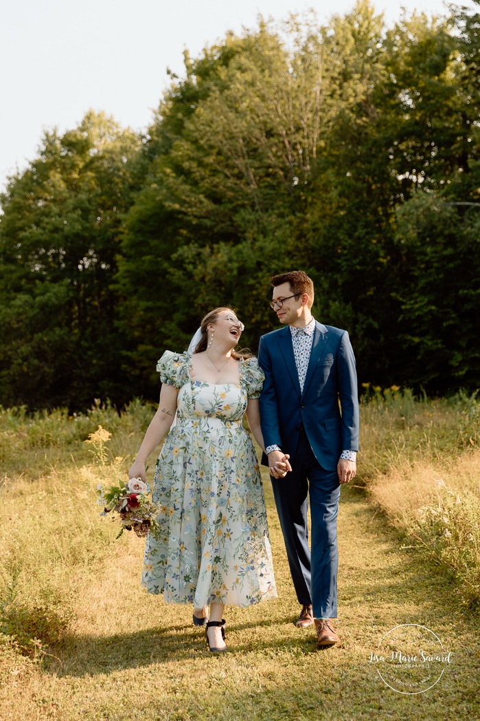 Cottagecore wedding photos. Flowery meadow wedding photos. Plus size bride wedding photos. Mariage en Estrie dans un chalet. Photographe de mariage dans les Cantons-de-l'Est. Eastern Township wedding photographer.