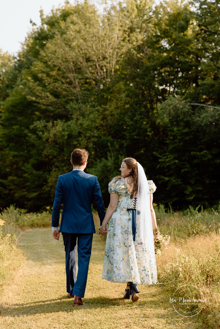 Cottagecore wedding photos. Flowery meadow wedding photos. Plus size bride wedding photos. Mariage en Estrie dans un chalet. Photographe de mariage dans les Cantons-de-l'Est. Eastern Township wedding photographer.